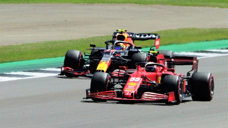 Hamilton verrast bij Ferrari, maar verwacht wordt dat McLaren de dienst uitmaakt in Bahrein