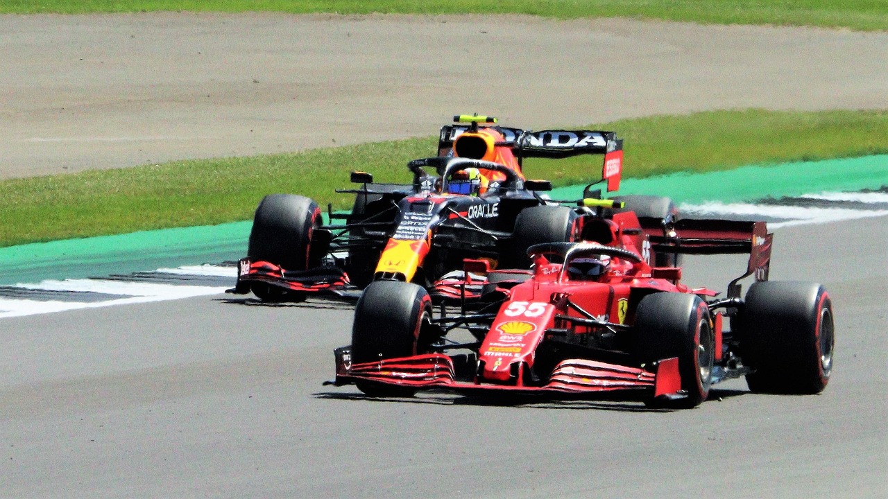 Hamilton verrast bij Ferrari, maar verwacht wordt dat McLaren de dienst uitmaakt in Bahrein
