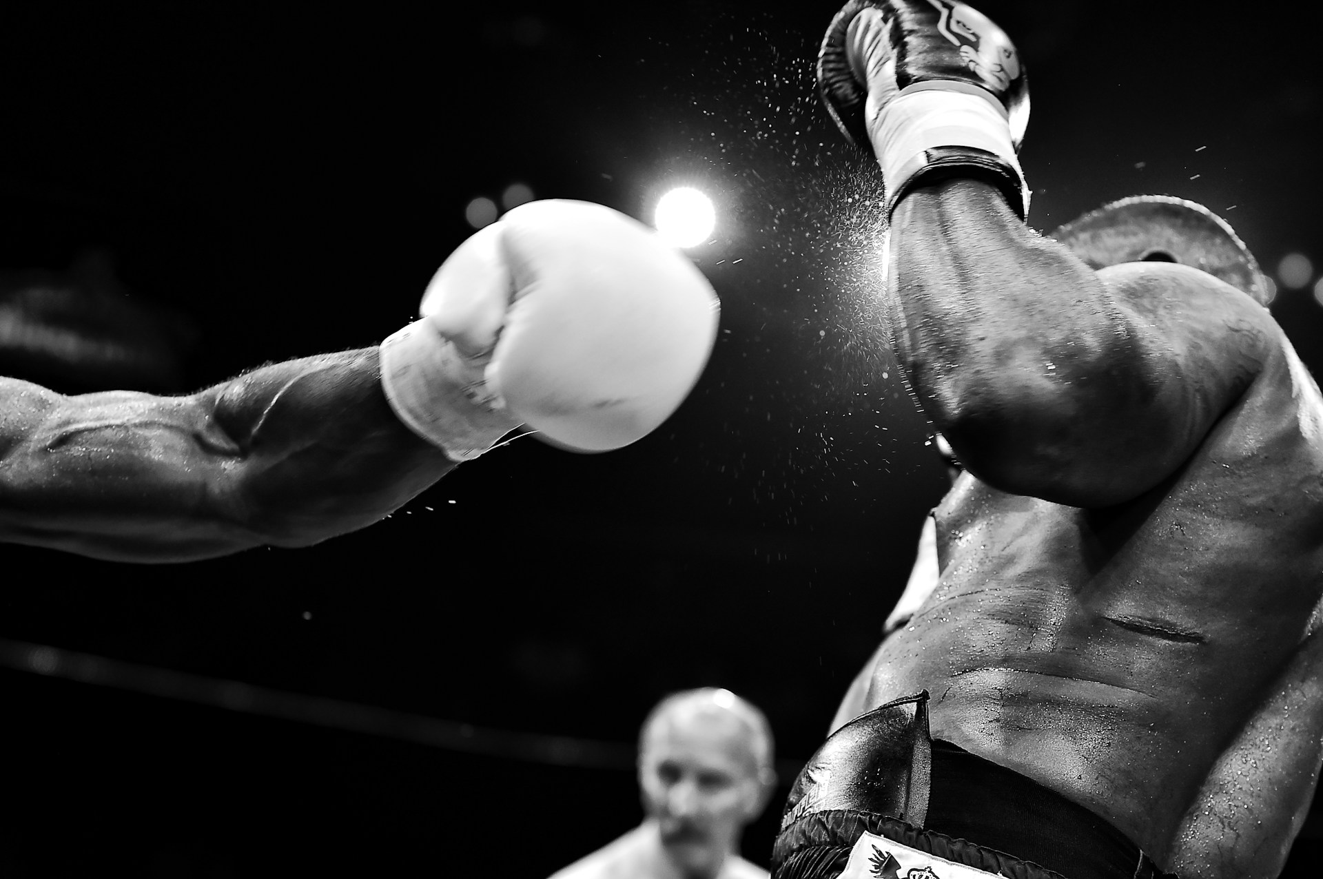 Rico Verhoeven blijft heersen in zwaargewicht na overwinning op Tariq Osaro