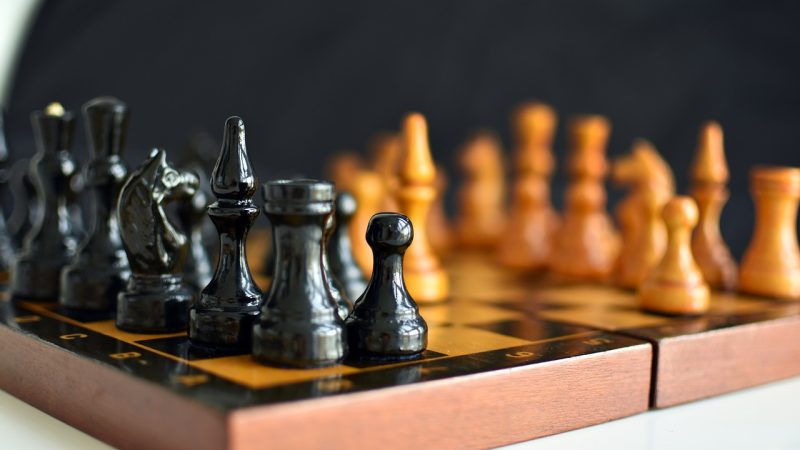 Carlsen onderuit tegen Erigaisi tijdens opening Freestyle Chess Finals in Kaapstad